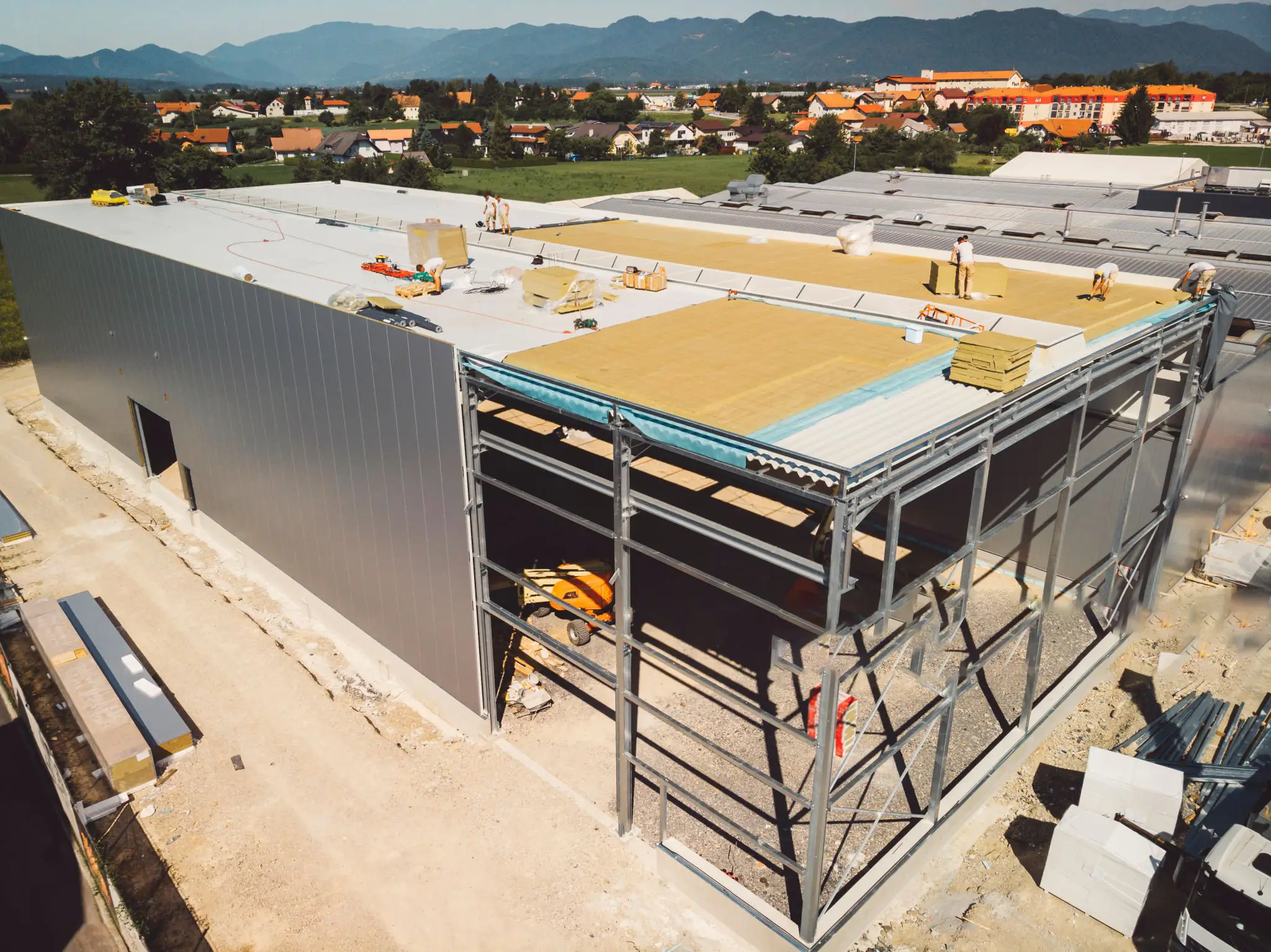 Zdjęcie poglądowe usług 2ways - zabudowa dachów płaskich. Przedstawia dach w trakcie budowy.
Overview photo of 2ways services - flat roof development. It shows the roof under construction.
