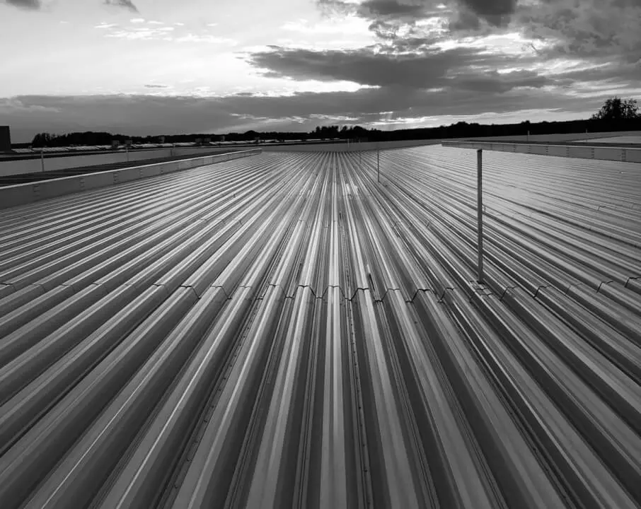 Zdjęcie zrealizowanego dachu hali przemysłowej.
Photo of the completed roof of the industrial hall