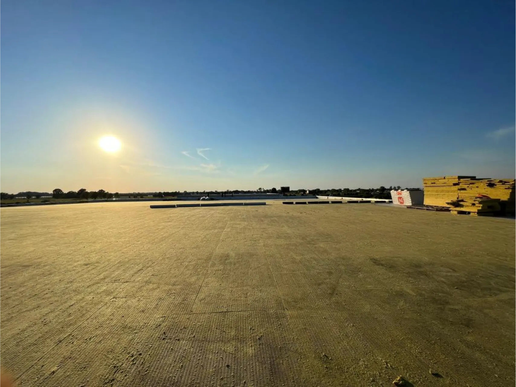 Wybrane zdjęcie jednego z realizacji firmy 2ways. Przedstawia dach płaski oraz piękne niebo.
A selected photo of one of 2ways' projects. It shows a flat roof and a beautiful sky.