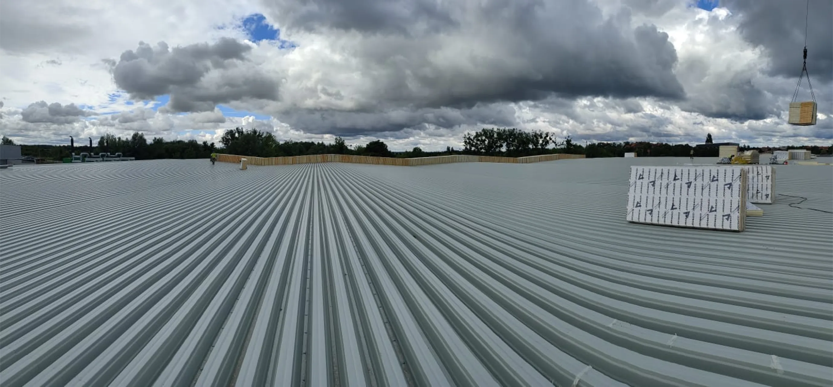 Wybrane zdjęcie jednego z realizacji firmy 2ways. Przedstawia dach płaski oraz piękne niebo.
A selected photo of one of 2ways' projects. It shows a flat roof and a beautiful sky.