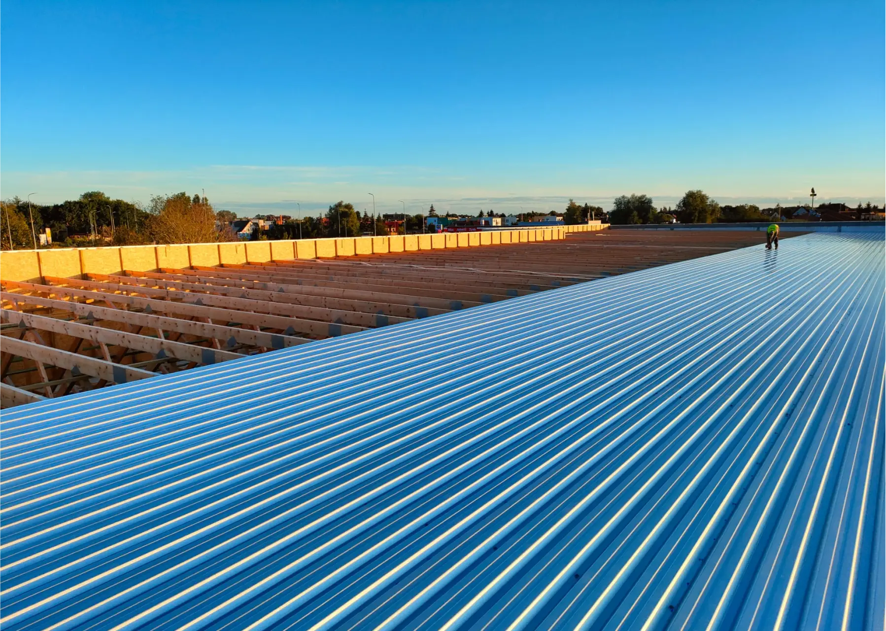 Wybrane zdjęcie jednego z realizacji firmy 2ways. Przedstawia dach płaski oraz piękne niebo.
A selected photo of one of 2ways' projects. It shows a flat roof and a beautiful sky.