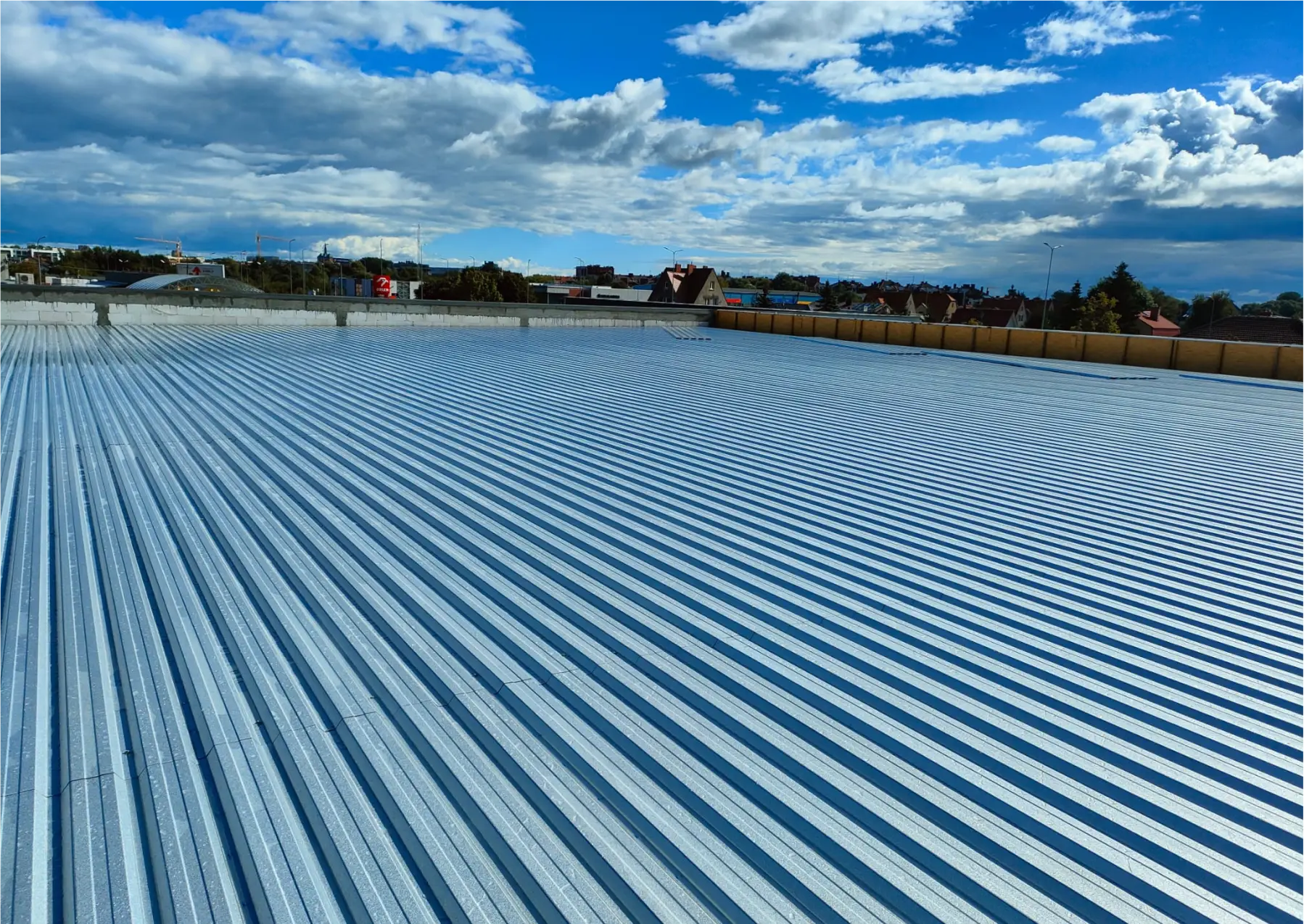 Wybrane zdjęcie jednego z realizacji firmy 2ways. Przedstawia dach płaski oraz piękne niebo.
A selected photo of one of 2ways' projects. It shows a flat roof and a beautiful sky.