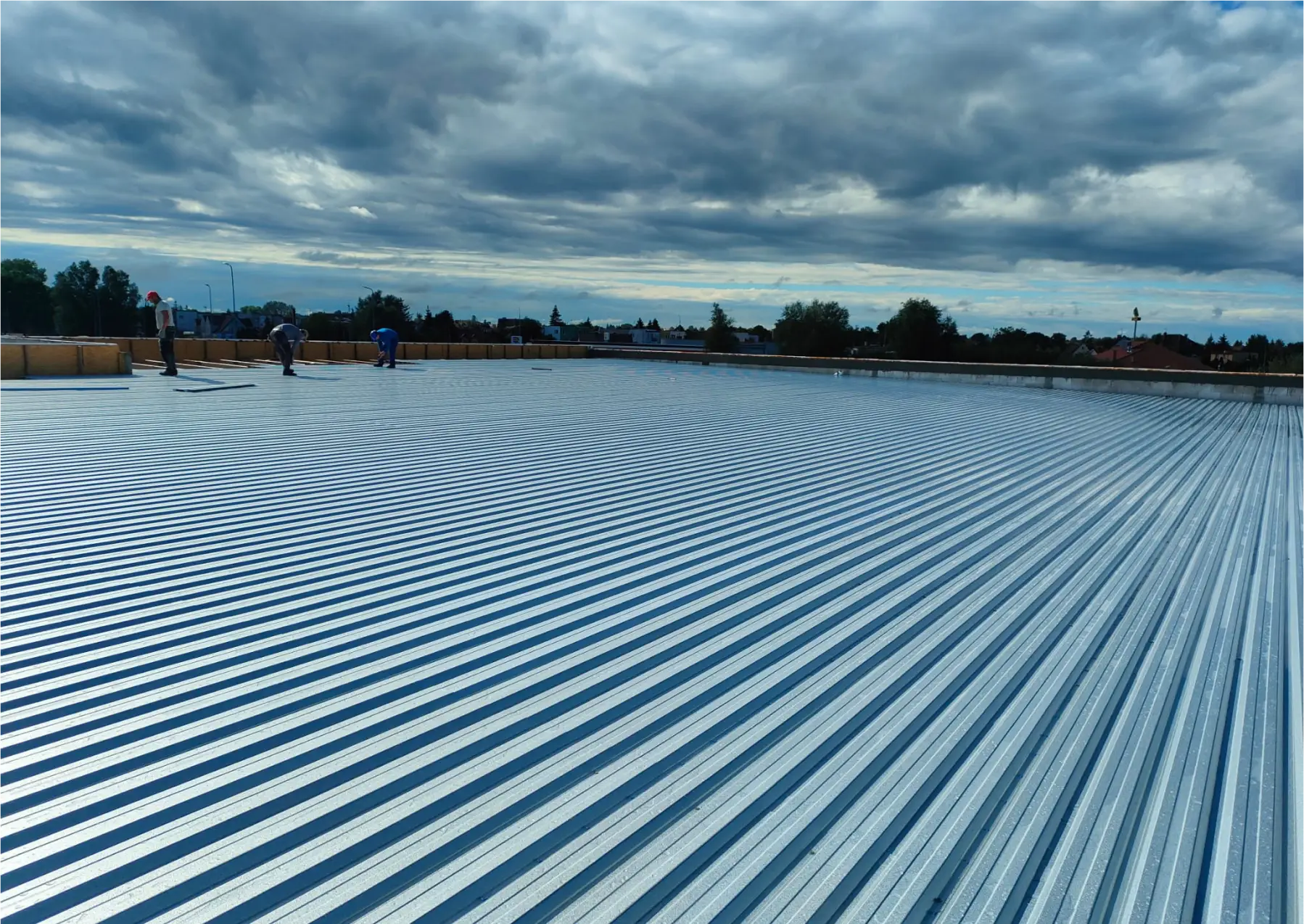 Wybrane zdjęcie jednego z realizacji firmy 2ways. Przedstawia dach płaski oraz piękne niebo.
A selected photo of one of 2ways' projects. It shows a flat roof and a beautiful sky.