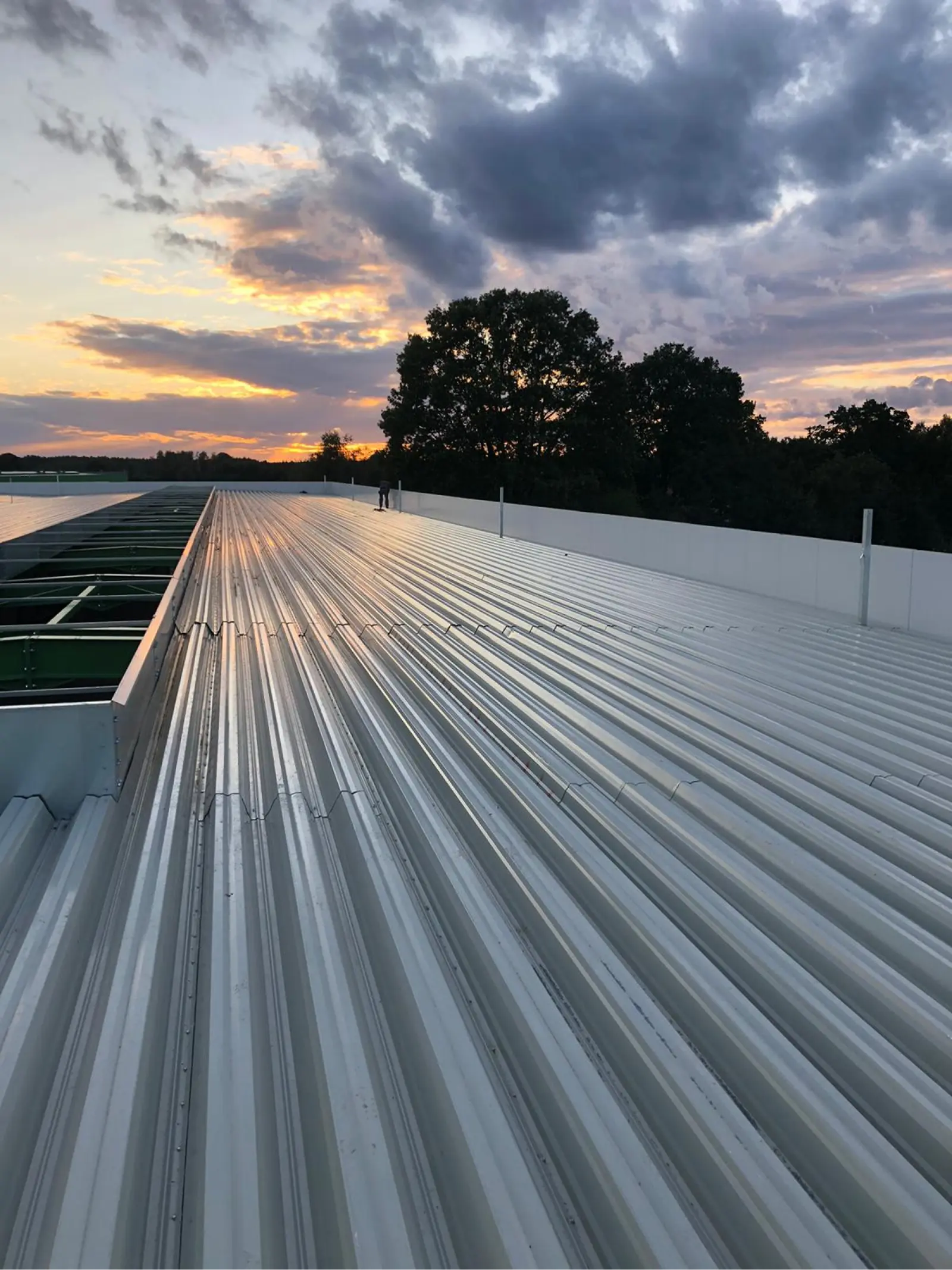 Wybrane zdjęcie jednego z realizacji firmy 2ways. Przedstawia dach płaski oraz piękne niebo.
A selected photo of one of 2ways' projects. It shows a flat roof and a beautiful sky.