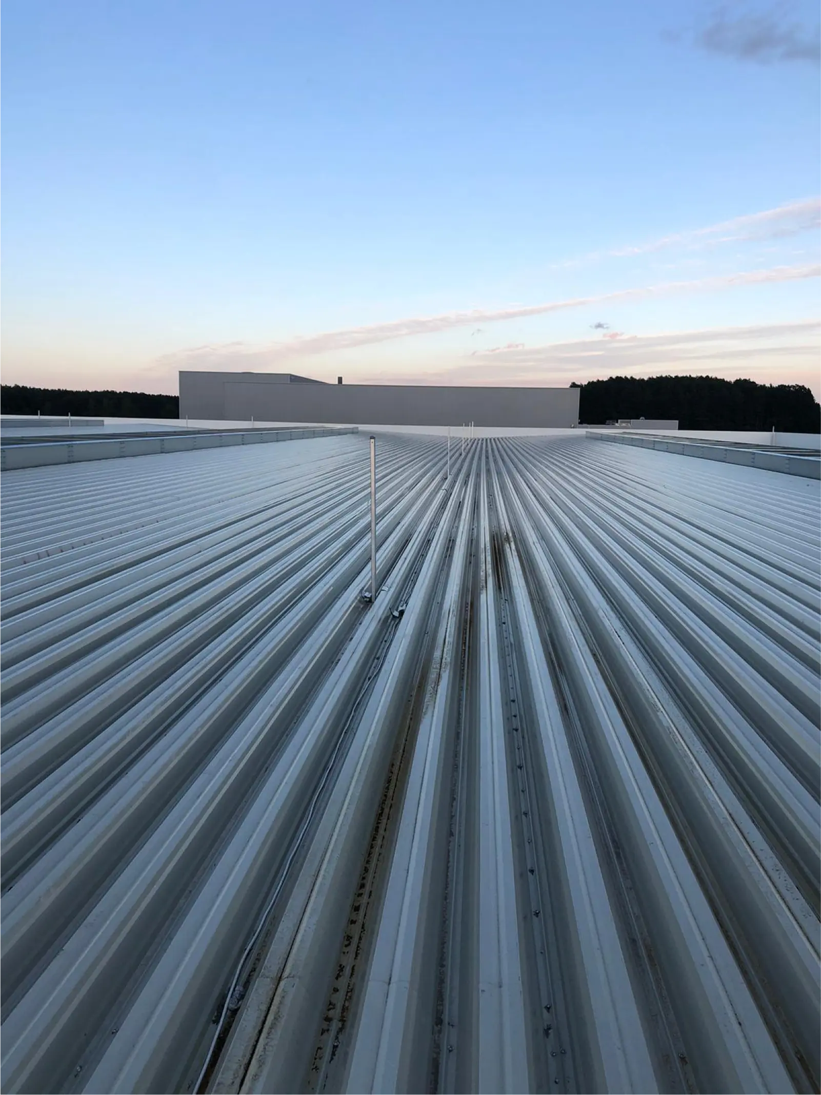 Wybrane zdjęcie jednego z realizacji firmy 2ways. Przedstawia dach płaski oraz piękne niebo.
A selected photo of one of 2ways' projects. It shows a flat roof and a beautiful sky.