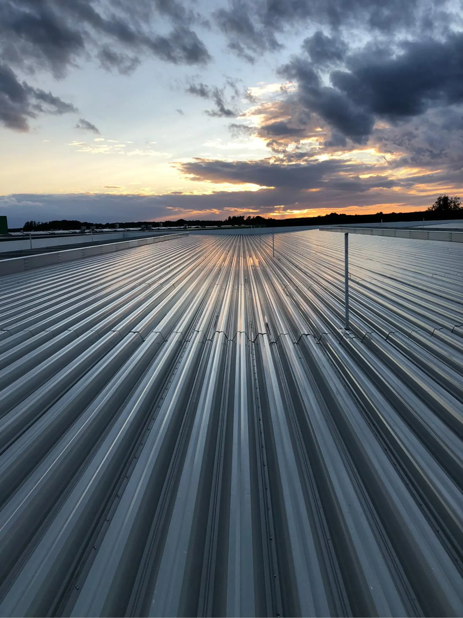 Wybrane zdjęcie jednego z realizacji firmy 2ways. Przedstawia dach płaski oraz piękne niebo.
A selected photo of one of 2ways' projects. It shows a flat roof and a beautiful sky.