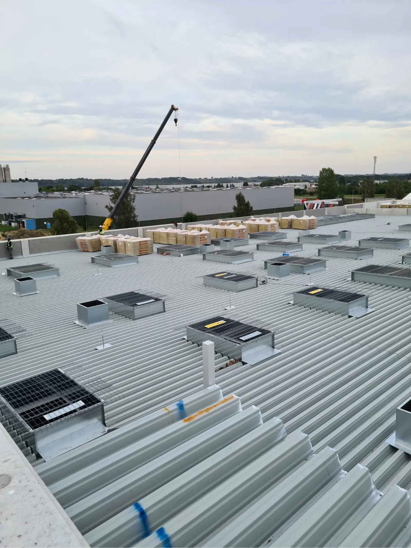 Wybrane zdjęcie jednego z realizacji firmy 2ways. Przedstawia dach płaski oraz piękne niebo.
A selected photo of one of 2ways' projects. It shows a flat roof and a beautiful sky.