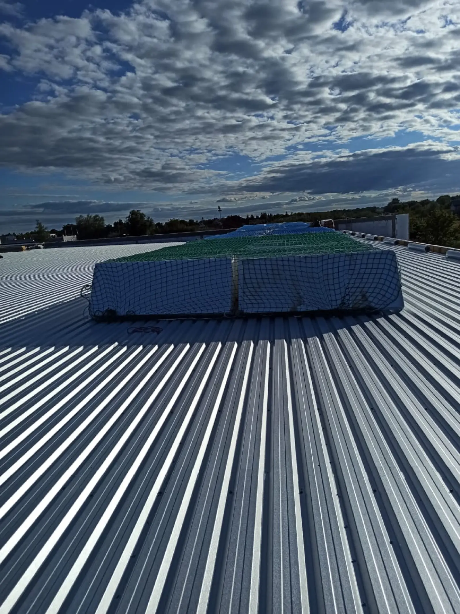 Wybrane zdjęcie jednego z realizacji firmy 2ways. Przedstawia dach płaski oraz piękne niebo.
A selected photo of one of 2ways' projects. It shows a flat roof and a beautiful sky.