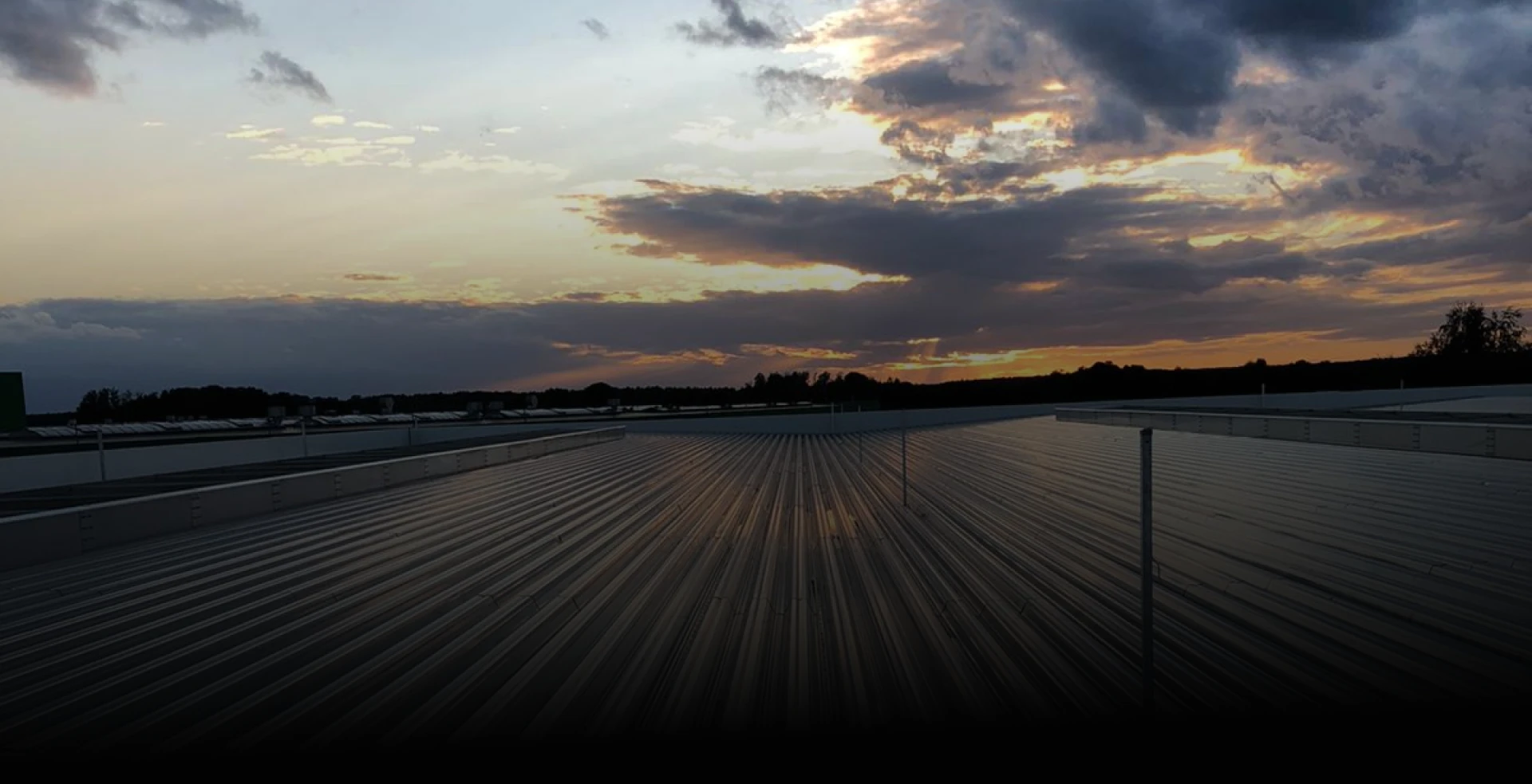 Zdjęcie zrealizowanego dachu hali przemysłowej, użyte jako tło na początku strony.
A photo of the completed roof of the industrial hall, used as a background at the beginning of the page.